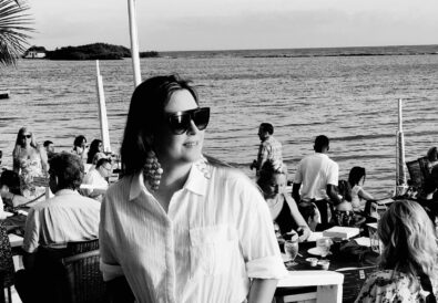 foto en blanco y negro de vanessa en aruba