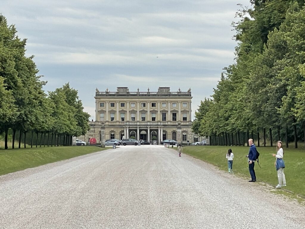 Camino de piedra hacia la mansión Cliveden House